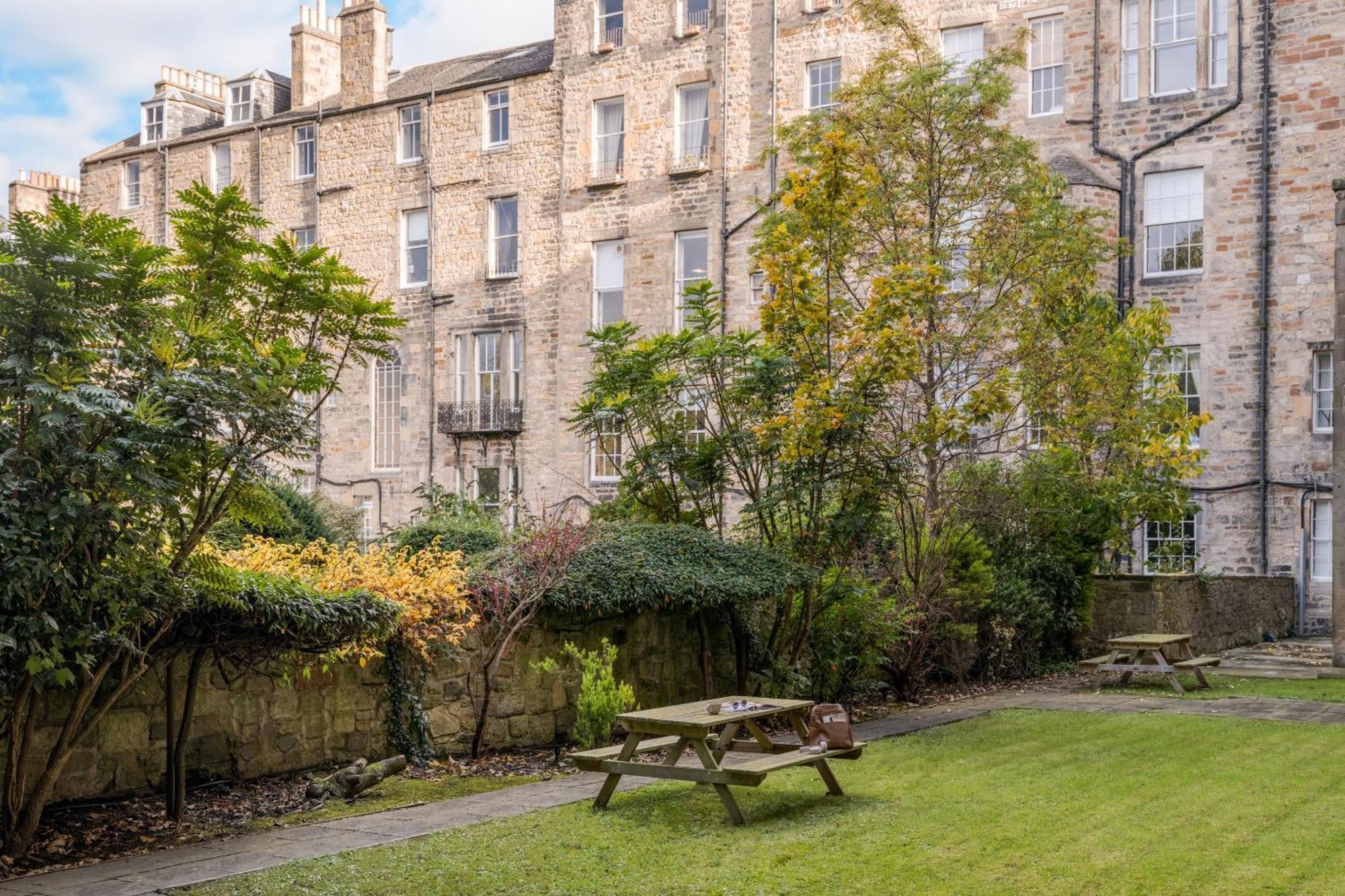 Thistle Suites Royal Garden — Photos 1